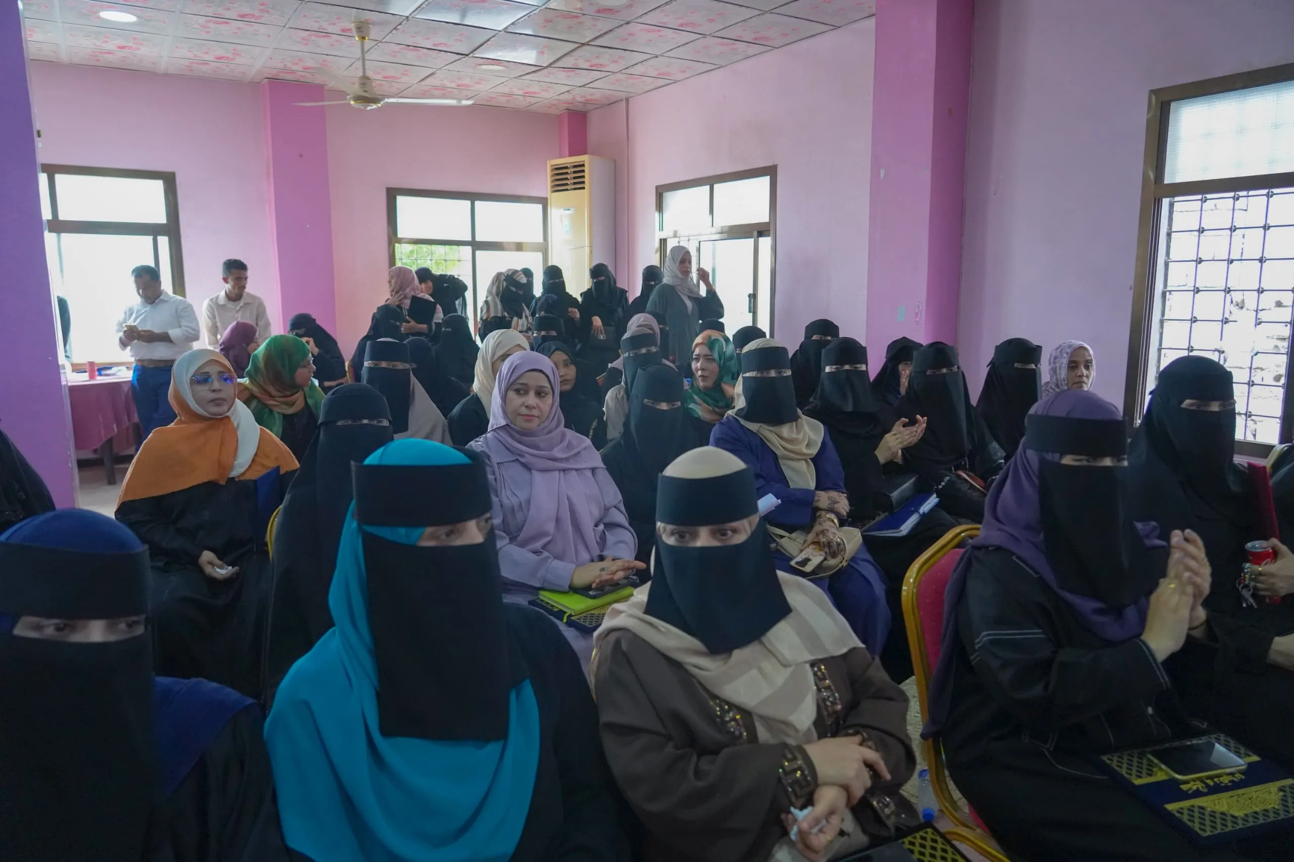 وزير الشؤون الاجتماعية والعمل يكرّم العاملين بالوزارة بمناسبة اليوم العالمي للعمال