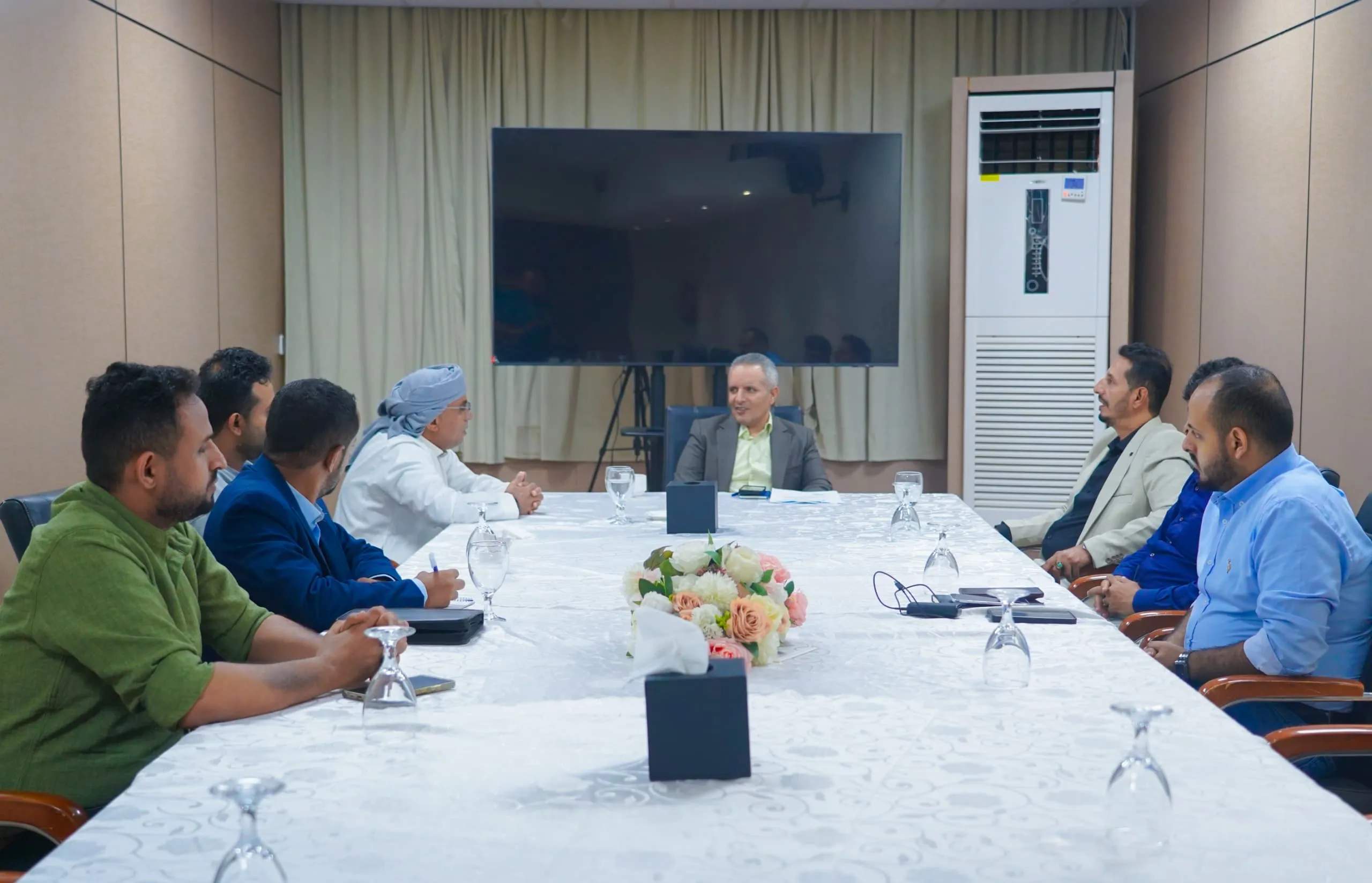 وزير الشؤون الاجتماعية والعمل يلتقي الشيخ بن جرهوم وطماح ويشيد بالمبادرات المجتمعية