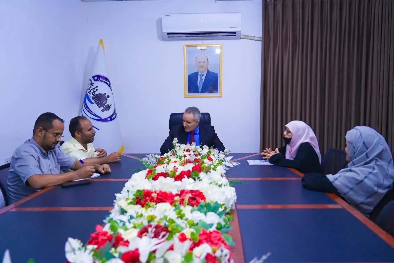 Minister Al-Yafai Discusses the Conditions of Al-Noor Center and Confirms the Approval of 63 Positions for the Blind